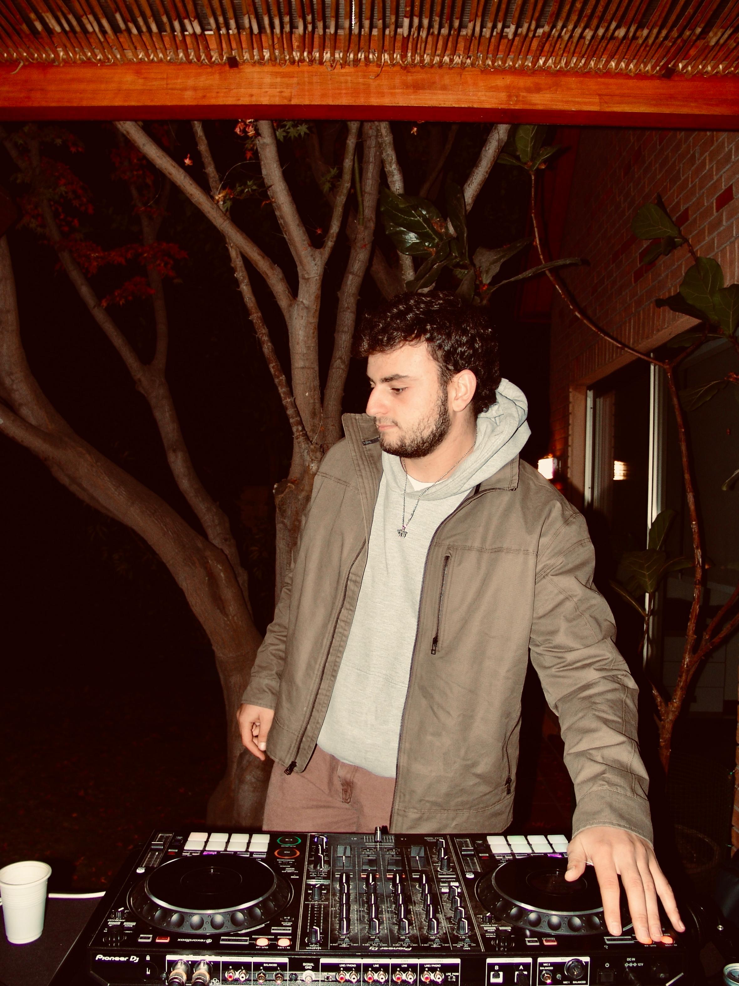 DJ Stranger en set