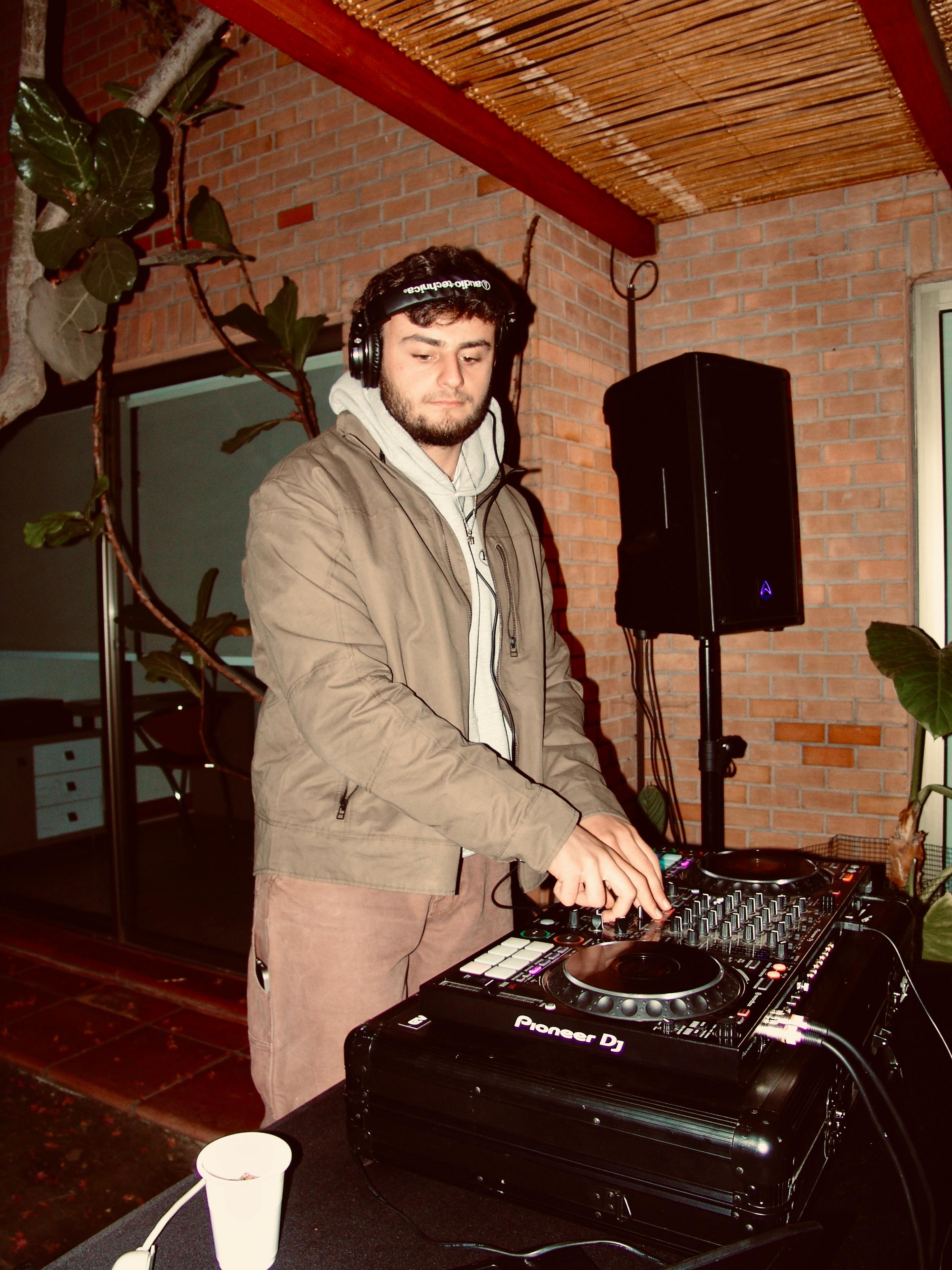 DJ Stranger en set