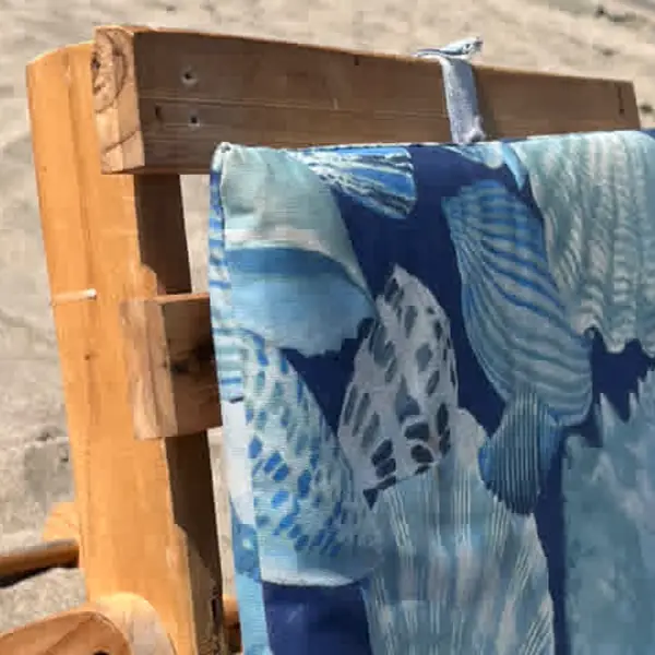 Detalle de la madera barnizada del respaldo